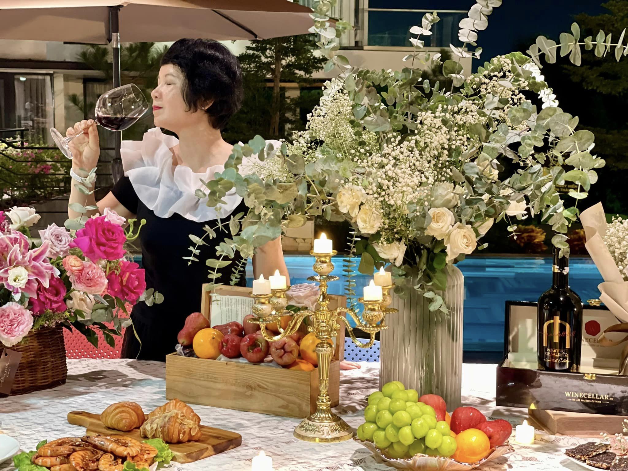 Tiệc tối sang trọng cạnh bể bơi