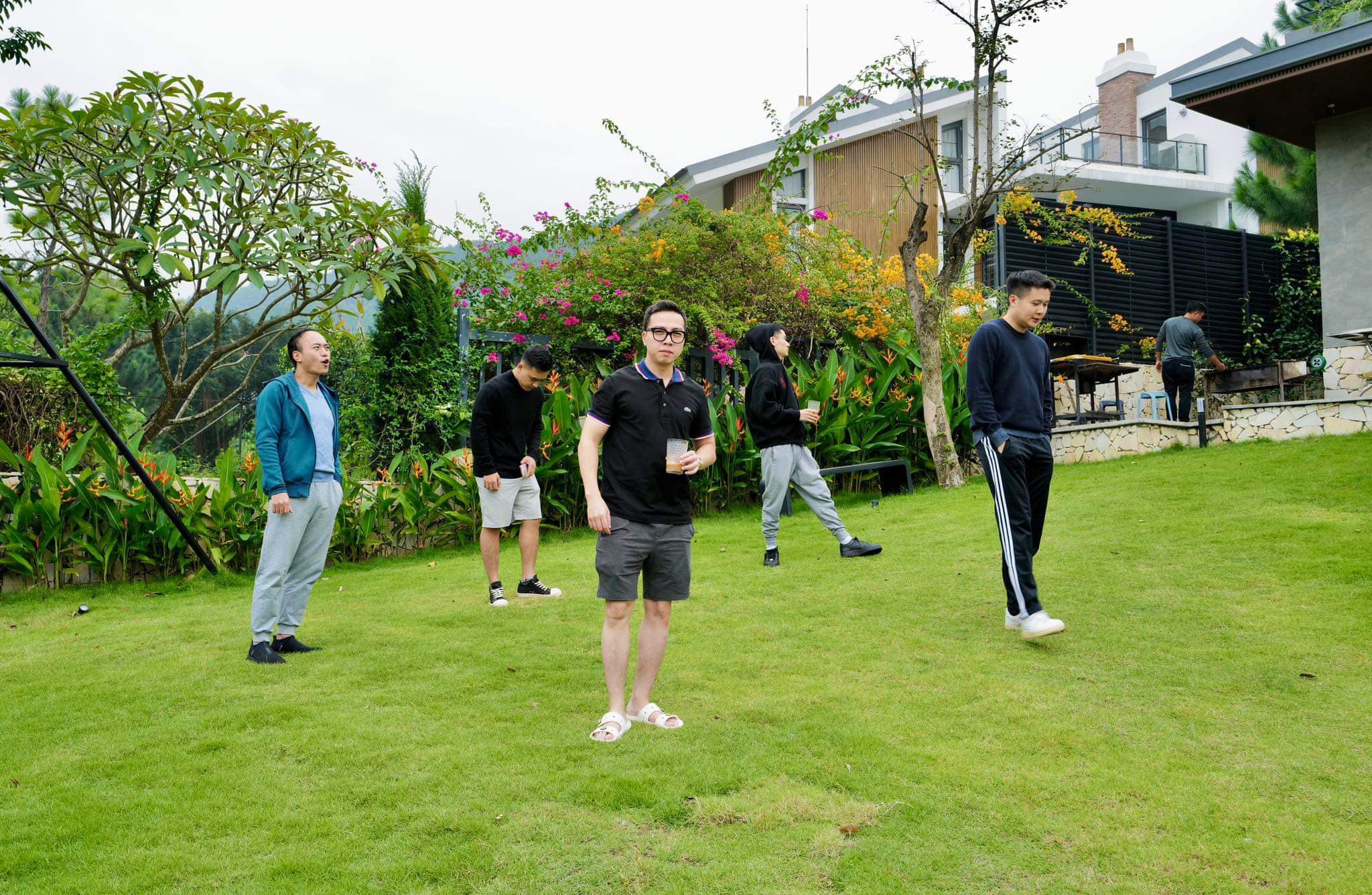 Sân vườn rộng rãi cho team building ngoài trời