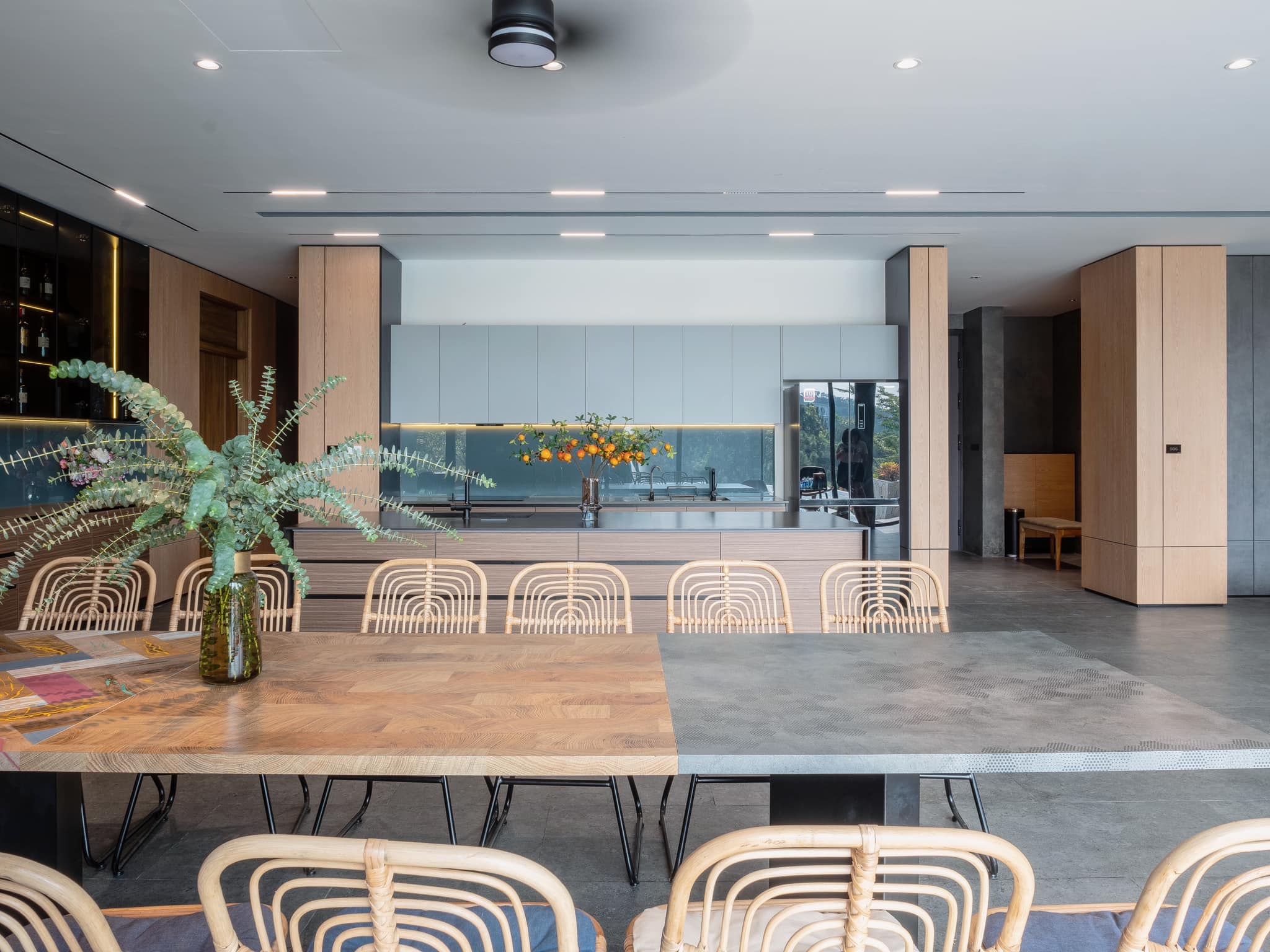 Phòng ăn và không gian giải trí trong villa