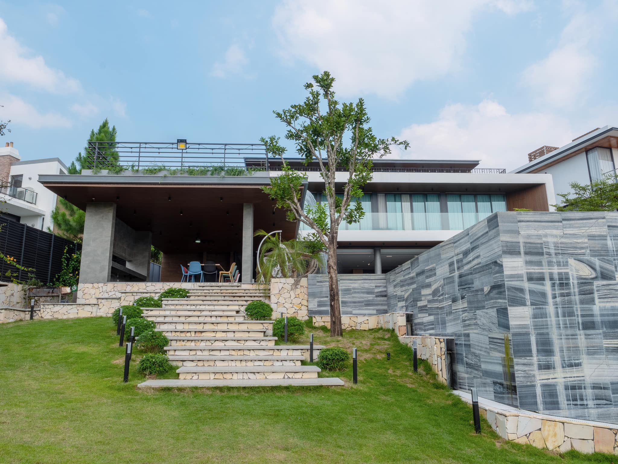 Ngoại thất Moon Villa C27 hiện đại giữa Sân Golf Tam Đảo