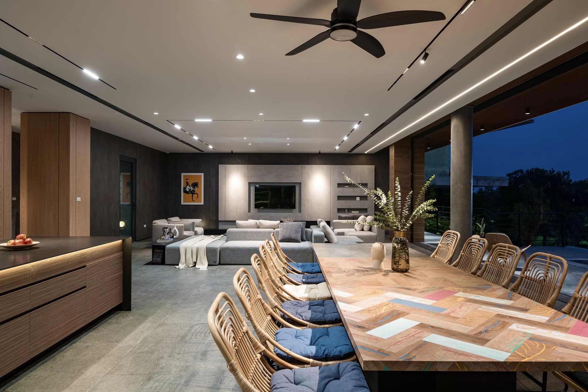 Phòng khách lớn nội thất 5 sao tại Moon Villa C27