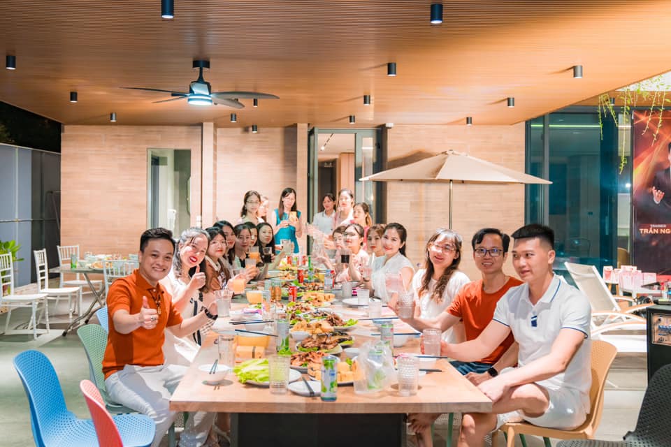 Không gian ăn uống đoàn bạn bè tại villa