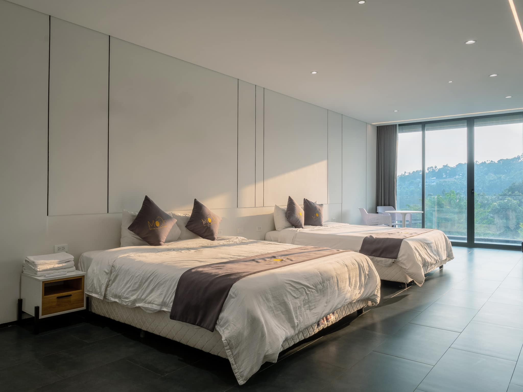 Phòng ngủ sang trọng tối giản view núi