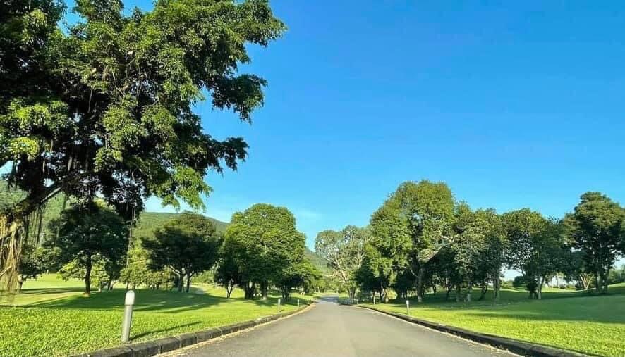Đường dạo xanh mát dẫn vào Sân Golf Tam Đảo ngay trước cửa villa