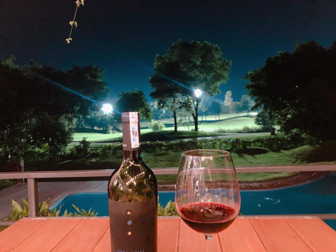 Ly rượu vang lãng mạn về đêm view sân golf Tam Đảo tại Moon Villa