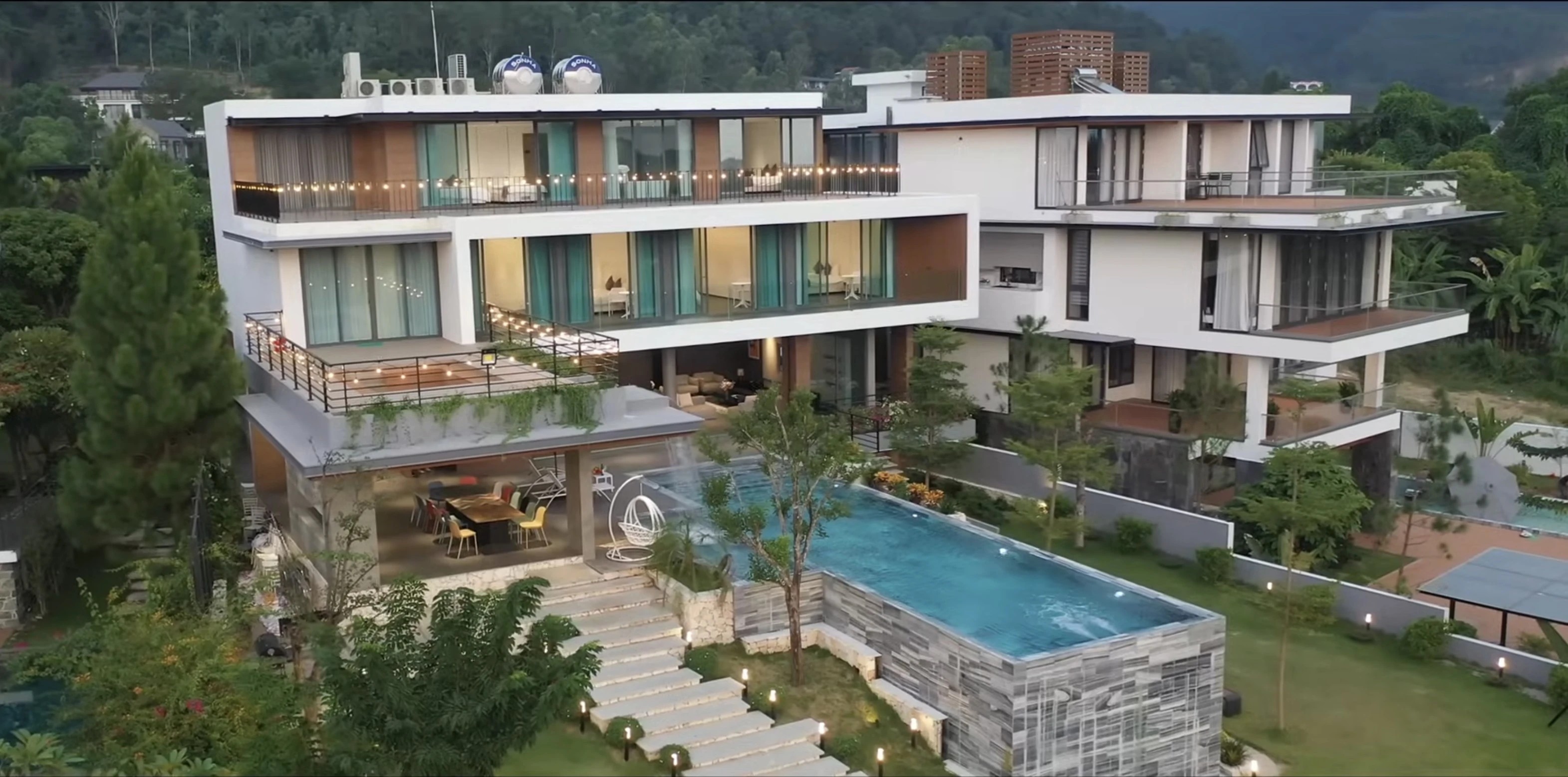 Drone aerial Moon Villa C27 — villa 3 tầng 1.300m² 8 phòng ngủ sức chứa 60 người Sân Golf Tam Đảo