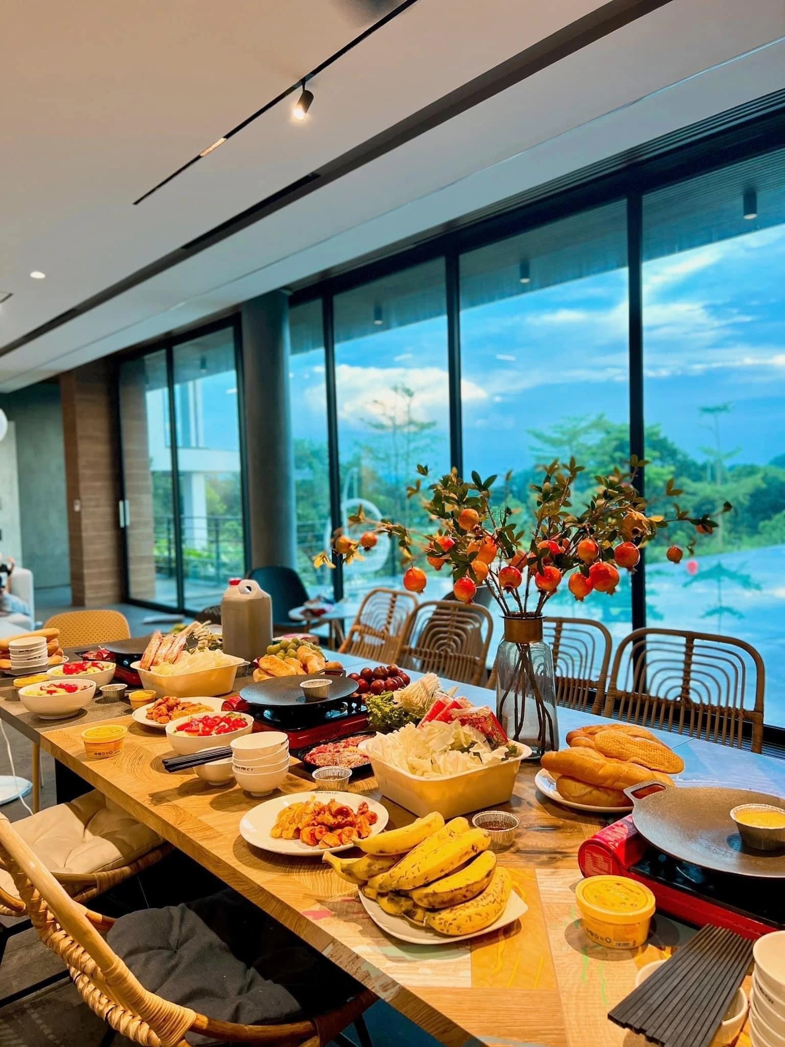 Bữa trưa — bàn dining dài indoor view núi cho đoàn 20+ khách tại Moon Villa