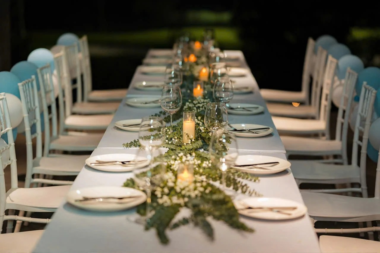Bàn tiệc dài Chiavari xanh khuynh diệp nến đêm BBQ sân vườn Moon Villa C27