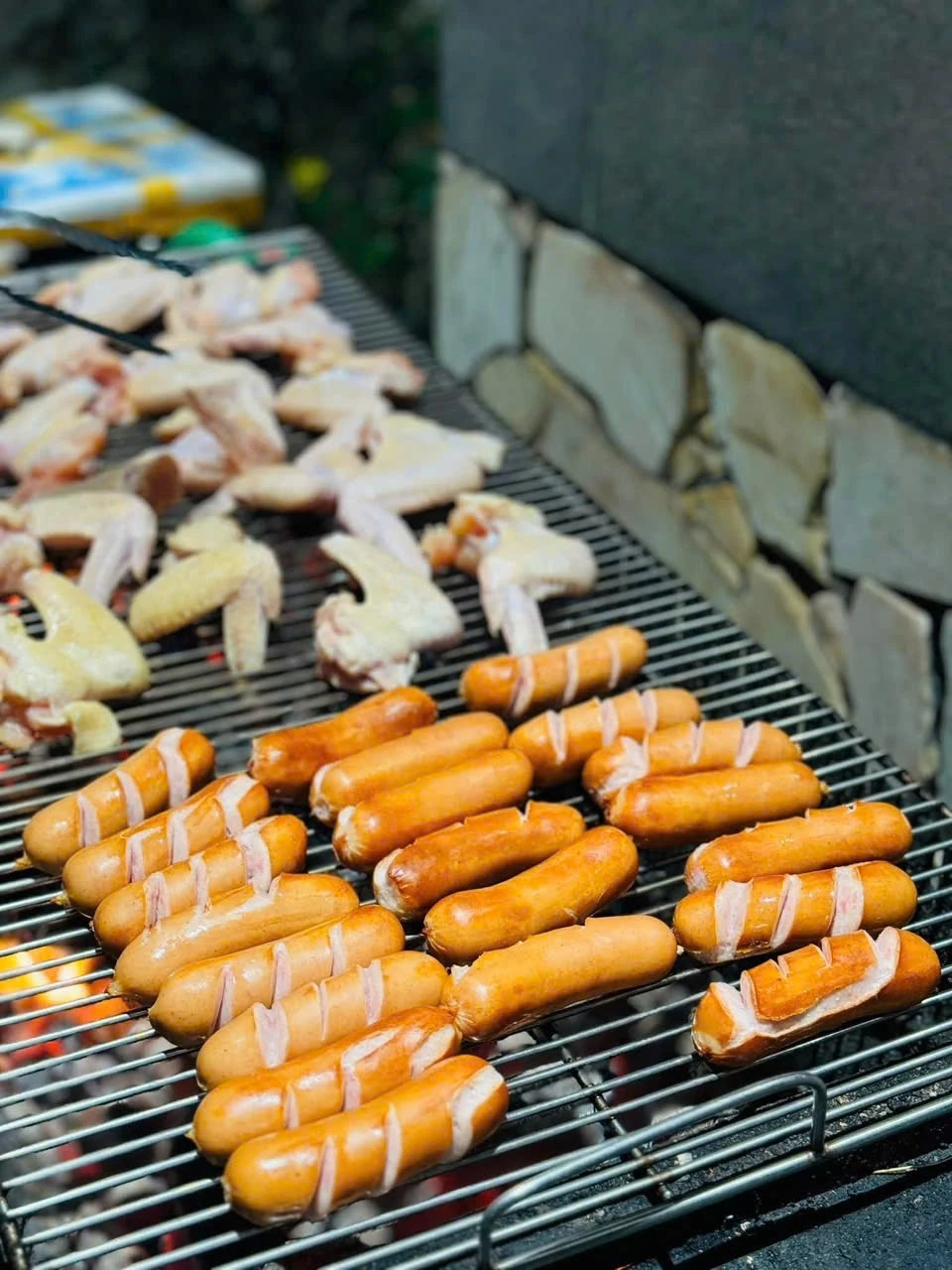 Anh quản gia nướng BBQ cạnh bể bơi vào buổi tối — Moon Villa C27 Tam Đảo