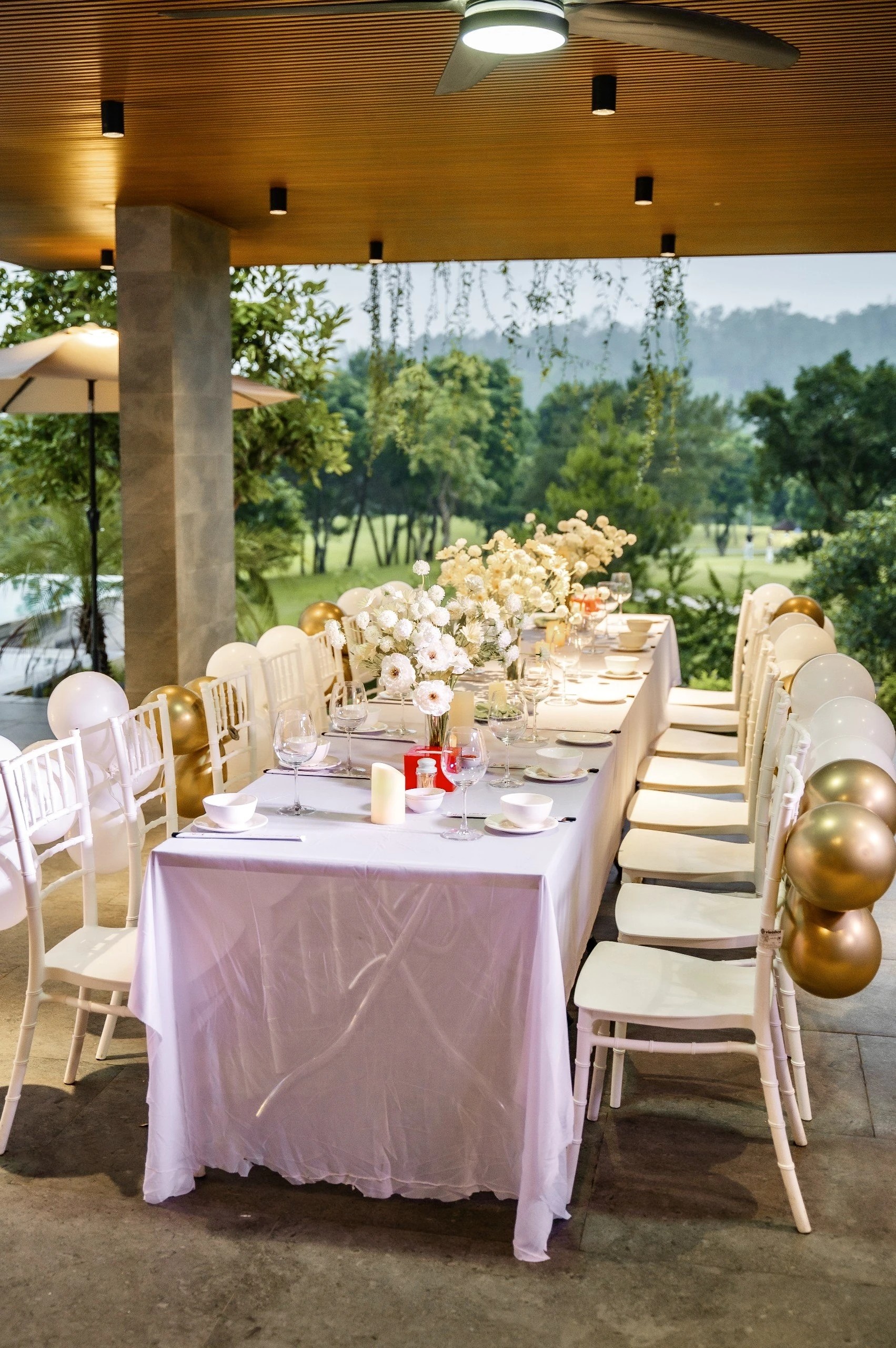Bàn tiệc dài white-gold pergola view hồ sân golf cưới sự kiện tại Moon Villa C27
