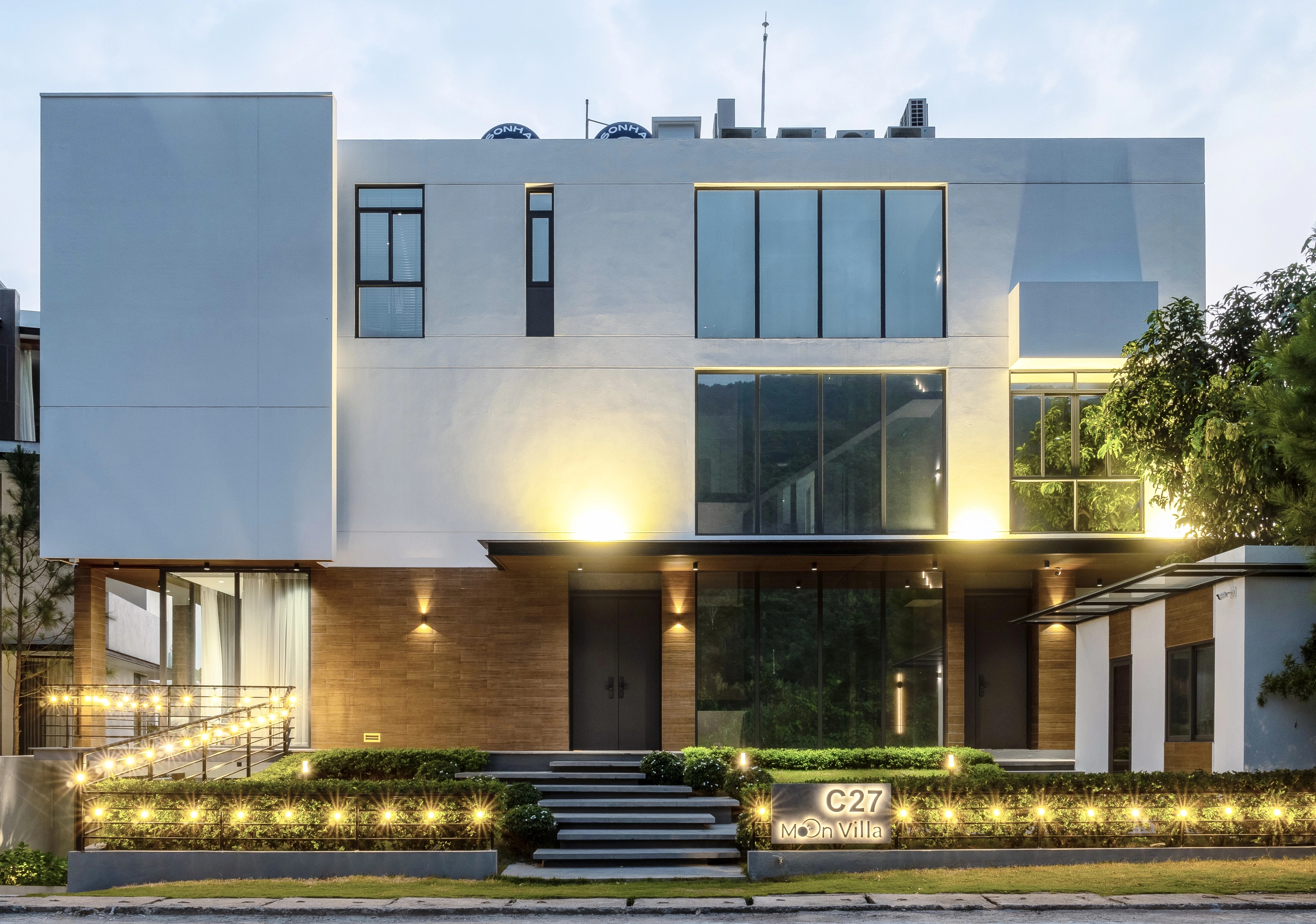 Mặt tiền villa Moon Villa C27 3 tầng bảng tên đèn dây vàng dusk blue hour