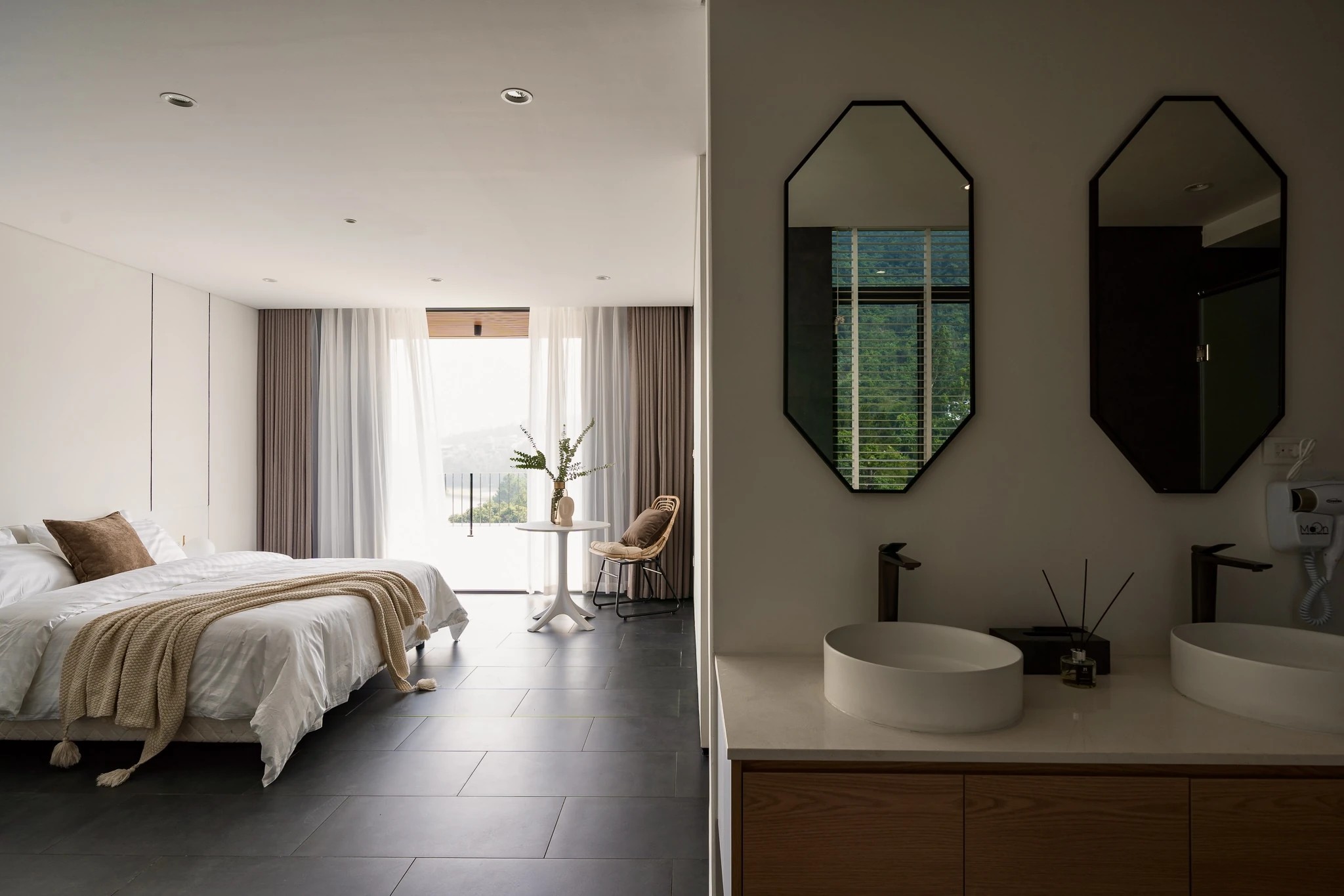 Master suite open-plan giường King + lavabo đôi + view núi Tam Đảo Moon Villa C27