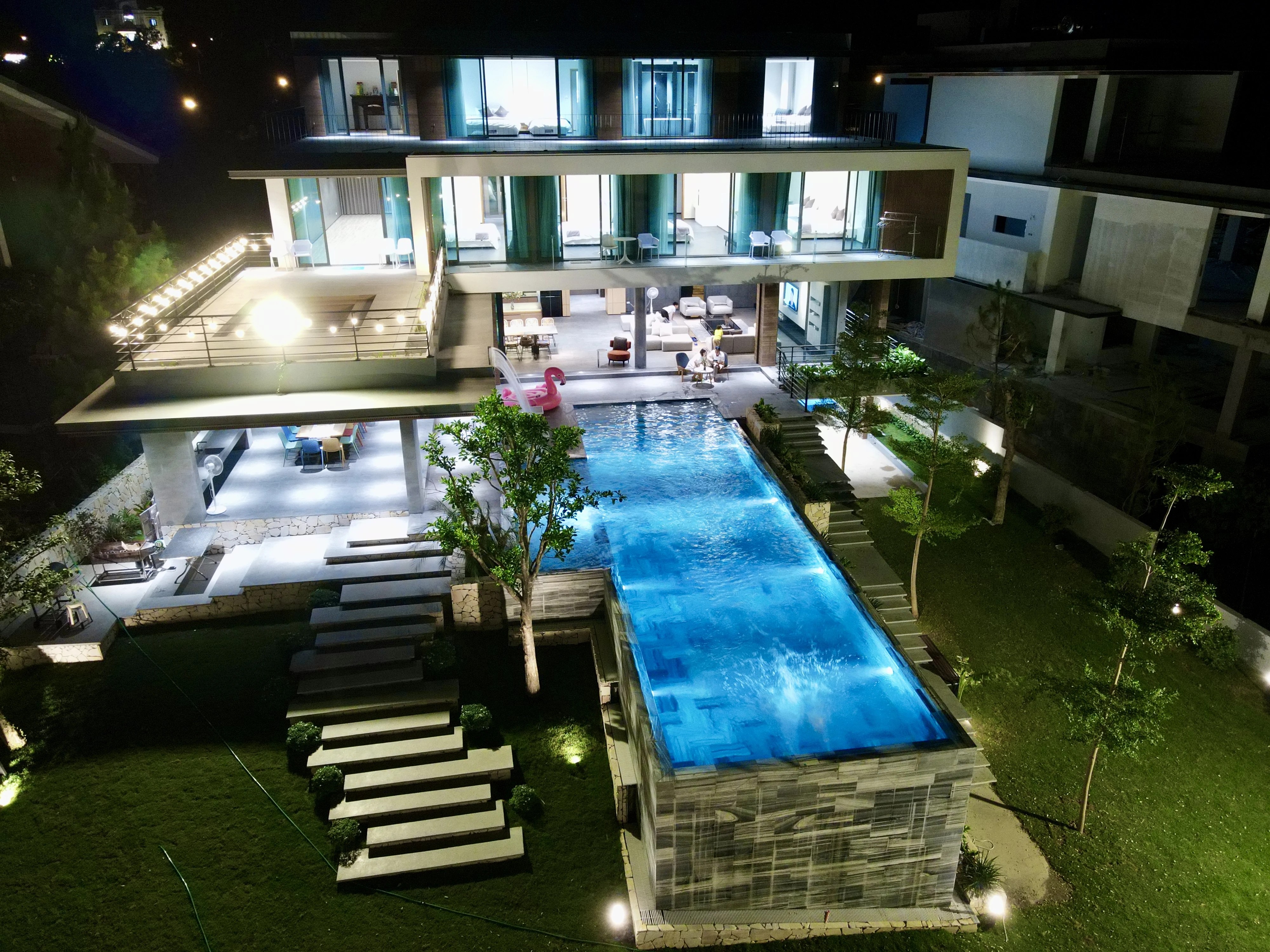 Đêm — drone aerial villa bể bơi vô cực đèn vàng Moon Villa C27