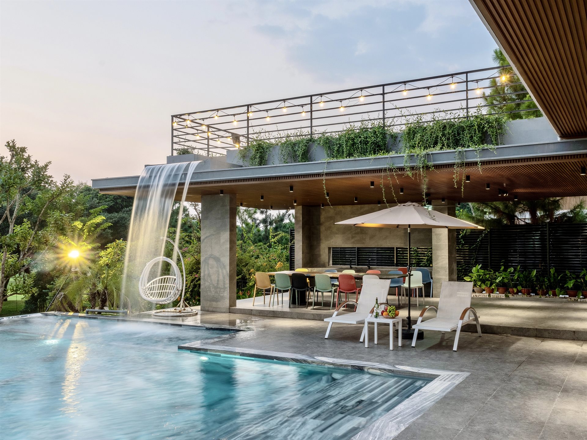Bể bơi vô cực 120m² + thác nước + dining đèn dây hoàng hôn Moon Villa C27 Tam Đảo