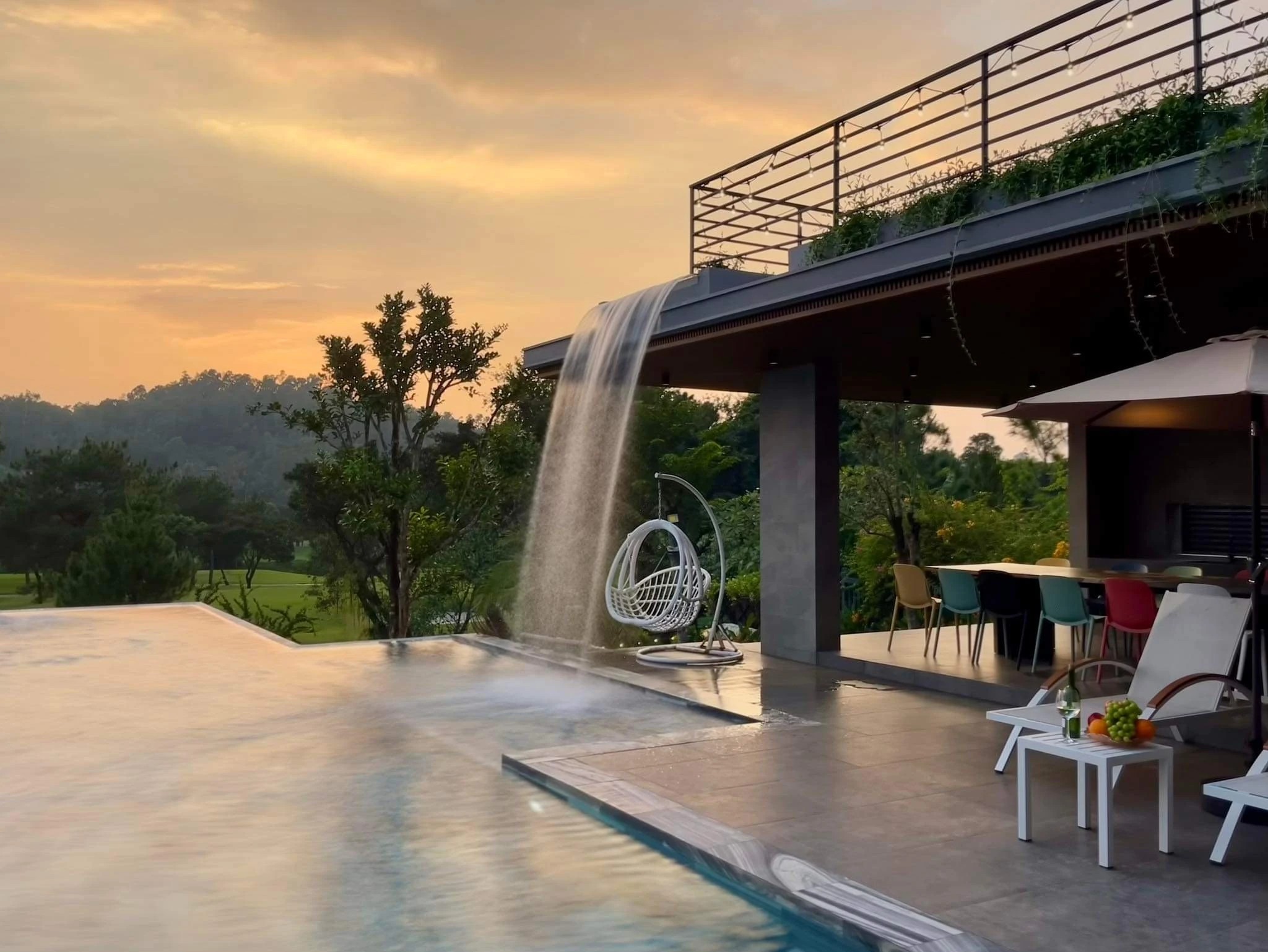 Bể bơi vô cực 120m² thác nước cinematic golden hour Moon Villa C27