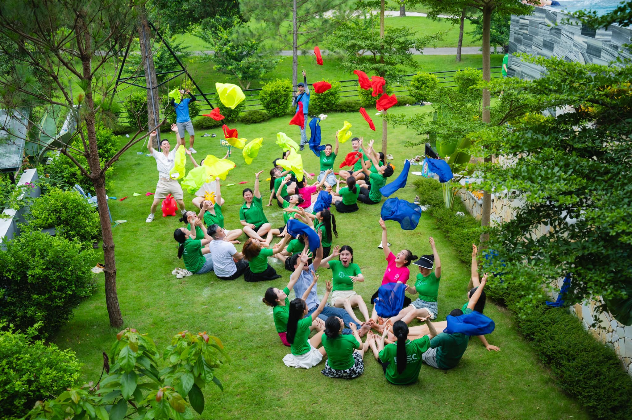 Team building tung khăn đa sắc đoàn công ty tại Moon Villa C27