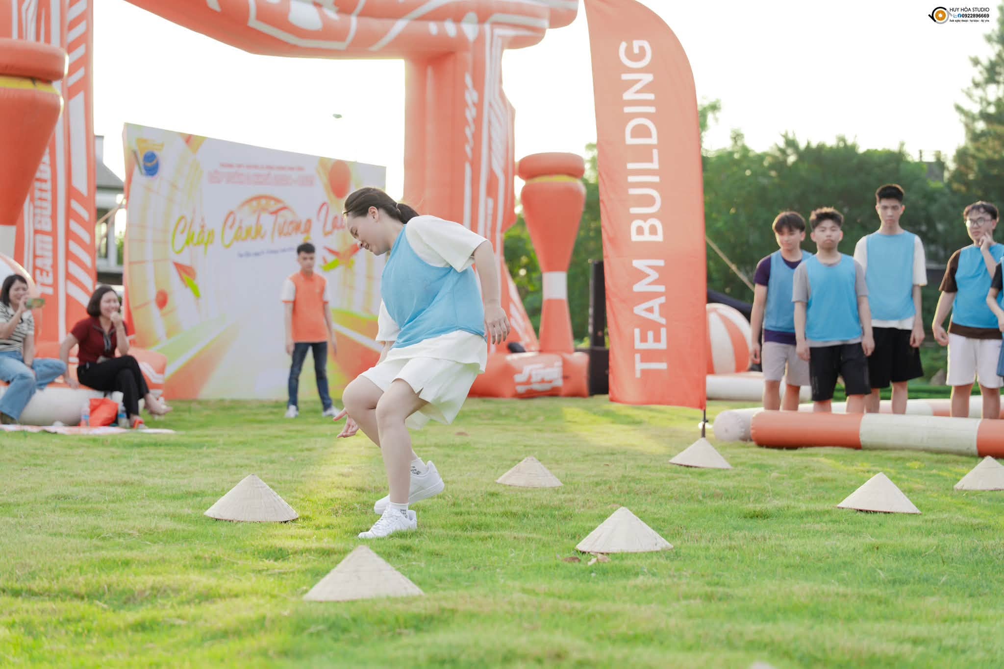 Học sinh chơi team building outdoor ở sân vườn Moon Villa C27