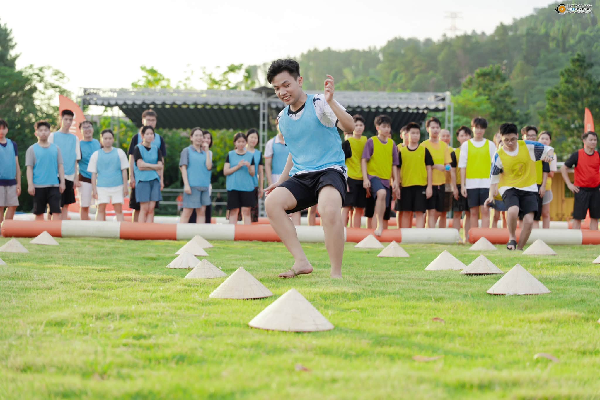 Lớp học sinh chơi team building outdoor năng động vui vẻ tại sân vườn Moon Villa C27 Tam Đảo