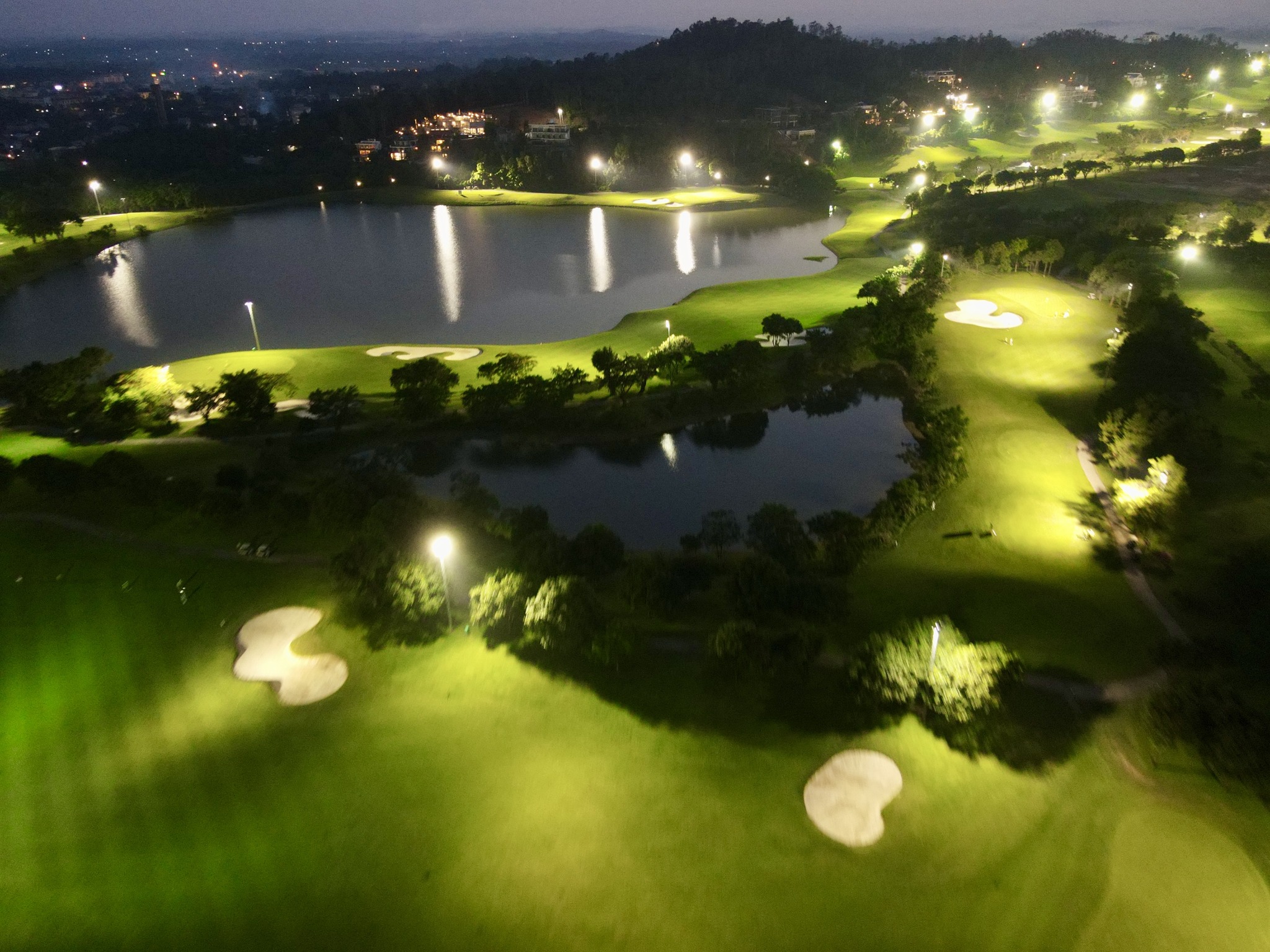 Aerial sân golf và hồ Tam Đảo ban đêm từ Moon Villa C27